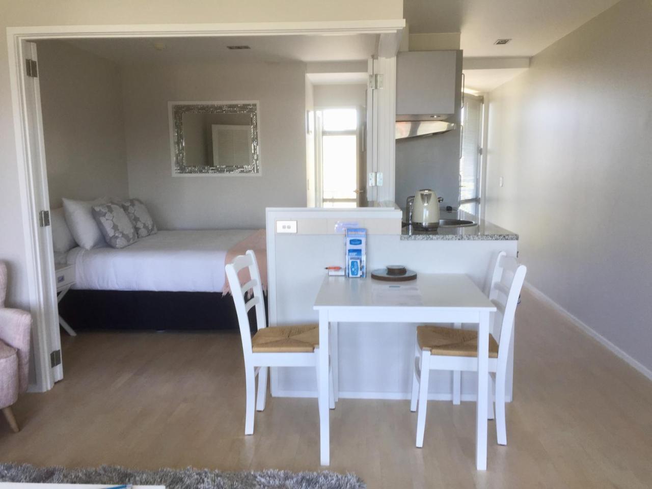 Oneroa Bay Villas Bagian luar foto